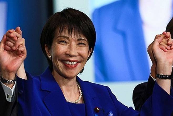 다카이치 사나에 전 일본 경제안보담당상이 4일 집권 자민당 총재 선거에서 승리한 뒤 환하게 웃고 있다. 연합뉴스