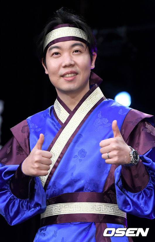 [OSEN=최규한 기자] 10일 오후 서울 가양동 IHQ미디어 스튜디오에서 코미디 TV ‘스마일 킹’ 리허설 및 기자간담회가 열렸다.개그맨 황현희가 포토타임을 하고 있다. /dreamer@osen.co.kr