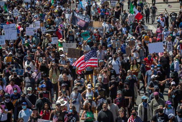 ▲ⓒLOS ANGELES, CALIFORNIA - JUNE 08: Protestors against immigration raids march from the Los Angeles City Hall to the LA Federal Building on June 08, 2025 in Los Angeles, California. Tensions in the city remain high after the Trump administration called in the National Guard against the wishes of city leaders following two days of clashes with police during a series of immigration raids. More protests are scheduled for today. Apu Gomes/Getty Images/AFP (Photo by Apu Gomes/Getty Images) (Photo by Apu Gomes / GETTY IMAGES NORTH AMERICA / Getty Images via AFP)