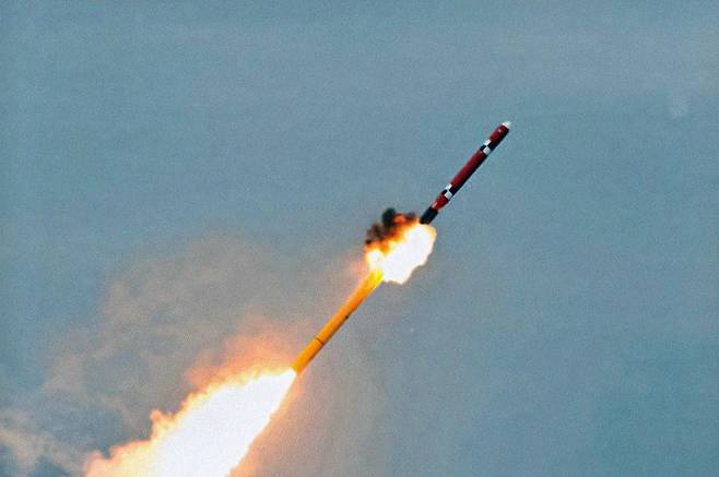 국내에서 독자 개발한 해성-Ⅱ순항미사일이 잠수함에서 사출된 직후 수면 위로 올라와 엔진을 점화, 상승하고 있다. 세계일보 자료사진