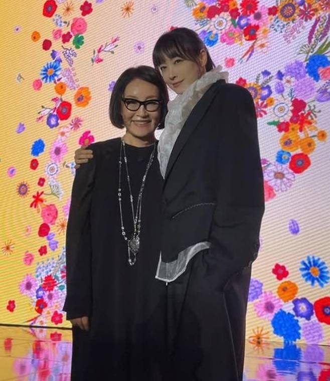 디자이너 지춘희와 배우 이나영. 이든나인 공식 인스타그램