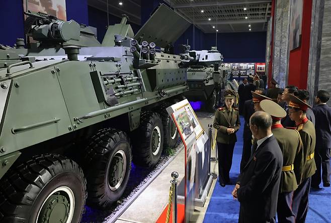 북한 노동당 기관지 노동신문은 5일 무장장비전시회 ‘국방발전-2025’가 지난 4일 수도 평양에서 성황리에 개막했다”고 보도하며 관련 사진을 공개했다. 북한군 관계자들이 자주박격포를 탑재한 것으로 추정되는 차륜형장갑차를 보고 있다. 노동신문·뉴스1