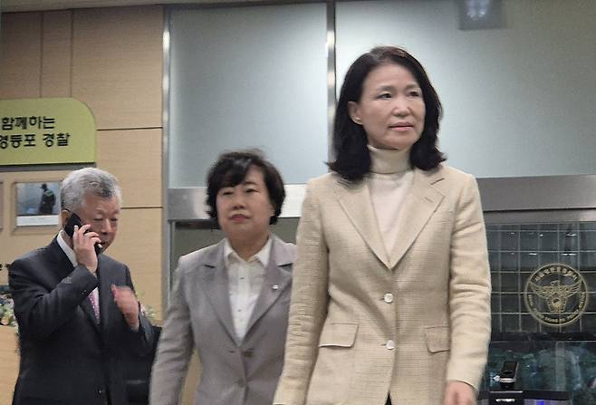 이진숙 전 방송통신위원장이 4일 오후 서울 영등포경찰서에서 석방돼 귀가하고 있다. 이날 체포적부심사 심문을 진행한 법원은 이 전 위원장의 청구를 인용했다.&nbsp; &nbsp; 뉴스1