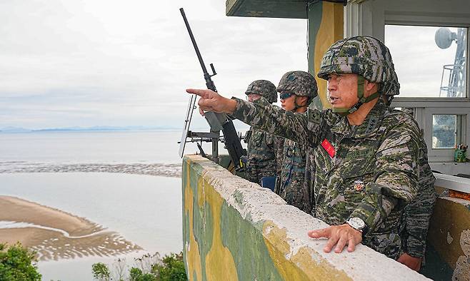 주일석 해병대사령관이 4일 서해 NLL 최전방 우도경비대 초소에서 전방지역을 확인하고 있다 해병대사령부 제공