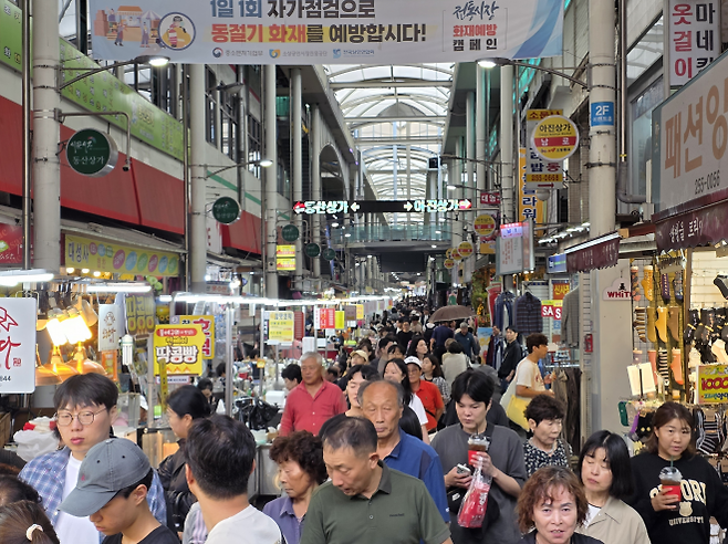 추석 연휴인 지난 4일 대구 중구 서문시장이 명절을 앞두고 장을 보러 온 시민들로 북적이고 있다. 2025. 10. 04. 대구 민경석 기자