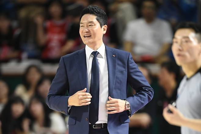 전희철 서울 SK 감독이 5일 서울 잠실학생체육관에서 열린 2025~26 프로농구 정규시즌 수원 kt와의 홈 경기에서 밝게 웃고 있다. KBL 제공