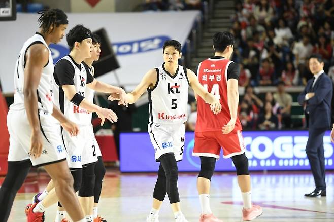 수원 kt 김선형이 5일 서울 잠실학생체육관에서 열린 2025~26 프로농구 정규시즌 서울 SK와의 원정 경기에서 동료들과 하이파이브하고 있다. KBL 제공