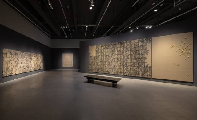 국립현대미술관 서울에서 열리고 있는 ‘김창열’ 회고전 중 ‘회귀’의 전시 전경. 오른편으로 국현 소장 이후 첫 공개되는 7.8미터 규모 대형작품 ‘회귀 SNM93001)’가 보인다. /제공=MMCA