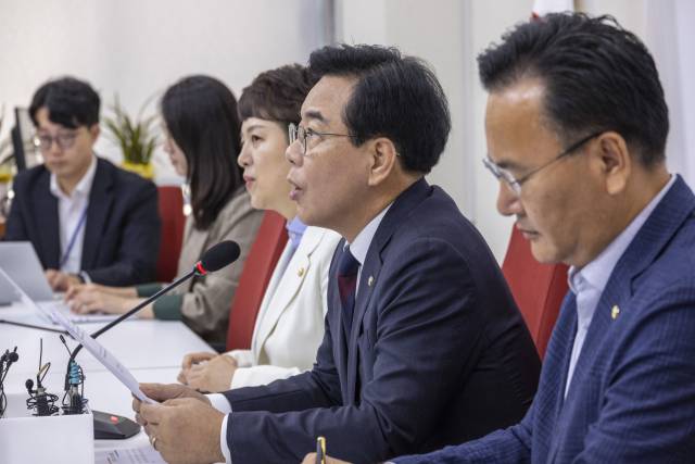 국민의힘 송언석 원내대표가 추석 연휴 시작을 앞둔 2일 국회에서 열린 기자간담회에서 발언하고 있다. 2025.10.2 연합뉴스