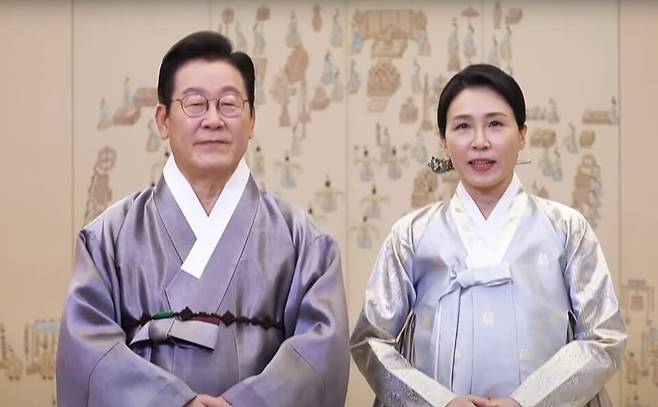 이재명 대통령과 김혜경 여사가 추석 연휴 이틀째인 10월4일 한복 차림으로 영상 메시지를 통해 명절 인사를 전하고 있다. ⓒKTV 캡처