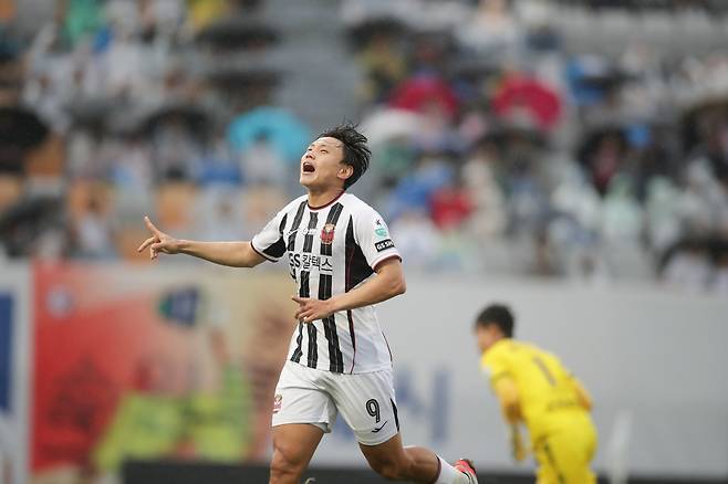 서울 조영욱이 5일 수원종합운동장에서 열린 수원FC와 K리그1 원정경기에서 동점골을 터트린 뒤 환호하고 있다. 사진제공｜한국프로축구연맹