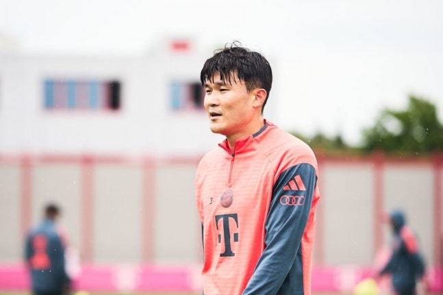 ▲ 지난 시즌 아킬레스건 문제로 고전했던 김민재가 또다시 부상으로 쓰러지자 독일 현지에서도 긴장감이 고조됐지만, 다행히도 빠른 복귀가 가능하다는 전망이 나왔다. 하지만 이번에는 어깨까지 통증을 호소하면서 10월 A매치 소집을 앞둔 리그 경기에 결장해 우려를 안긴다. ⓒ 바이에른 뮌헨