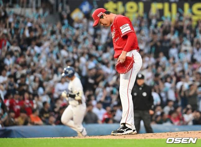 SSG 김광현(오른쪽)이 4일 창원 NC전에서 2회 김휘집에게 3점 홈런을 맞고 고개를 숙이고 있다.