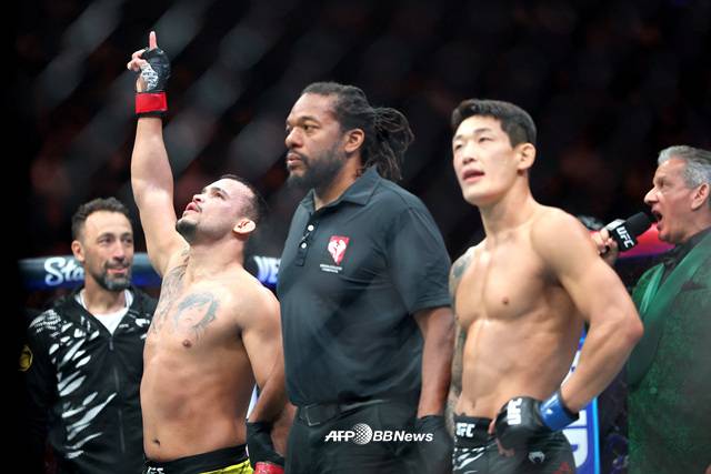 다니엘 산토스(왼쪽)와 유주상. /AFPBBNews=뉴스1