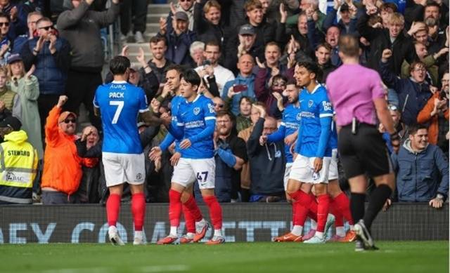 양민혁의 골을 축하하는 포츠머스 선수들. /사진=포츠머스 SNS