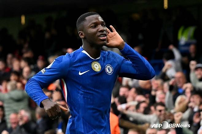 모이세스 카이세도가 5일(한국시간) 잉글랜드 런던의 스탬포드 브리지에서 열린 첼시 대 리버풀과의 '2025~2026시즌 잉글리시 프리미어리그(EPL)' 7라운드에서 골 세리머니를 하고 있다. /AFPBBNews=뉴스1