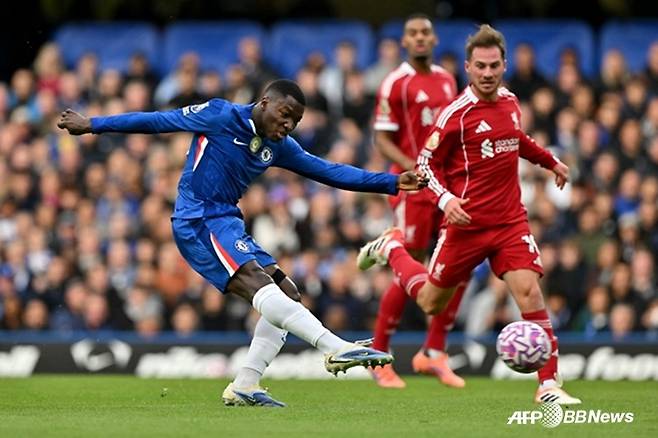 모이세스 카이세도가 슈팅을 시도하고 있다. /AFPBBNews=뉴스1