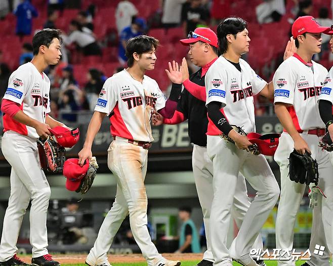10일 오후 광주기아챔피언스필드에서 열린 '2025 신한 SOL Bank KBO리그' 삼성 라이온즈와 KIA 타이거즈의 경기, KIA가 3안타 3타점을 기록한 박찬호의 활약에 힘입어 삼성에 4:0으로 승리했다.  KIA 이범호 감독이 박찬호와 하이파이브를 하고 있다. 엑스포츠뉴스 DB