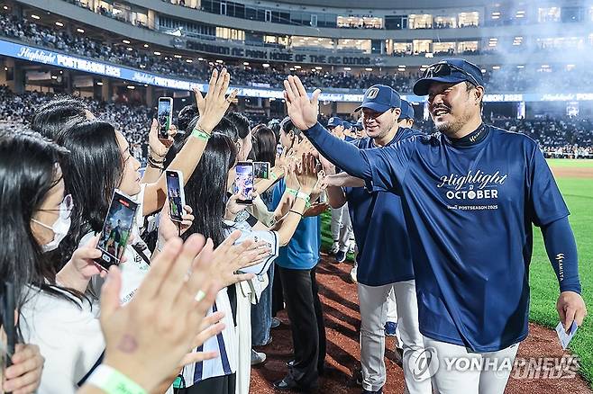 NC다이노스, 2년 만에 '가을야구 진출' (창원=연합뉴스) 4일 창원NC파크에서 열린 프로야구 2025 신한 SOL 뱅크 KBO리그 SSG 랜더스와 NC 다이노스 경기에서 7대 1로 승리해 와일드카드 결정전 진출이 확정된 NC 이호준 감독, 서재응 수석코치 등이 팬과 인사하고 있다. 2025.10.4 [NC다이노스 제공. 재판매 및 DB 금지] image@yna.co.kr
