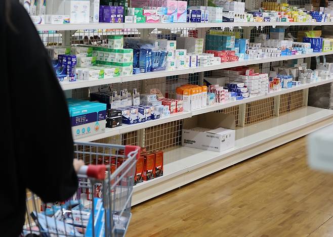 쇼핑카트에 담긴 약 (전주=연합뉴스) 나보배 기자 = 지난 2일 전북 전주시 완산구 중화산동에 위치한 창고형 약국에서 한 소비자가 진열된 약을 둘러보고 있다. 2025.10.2