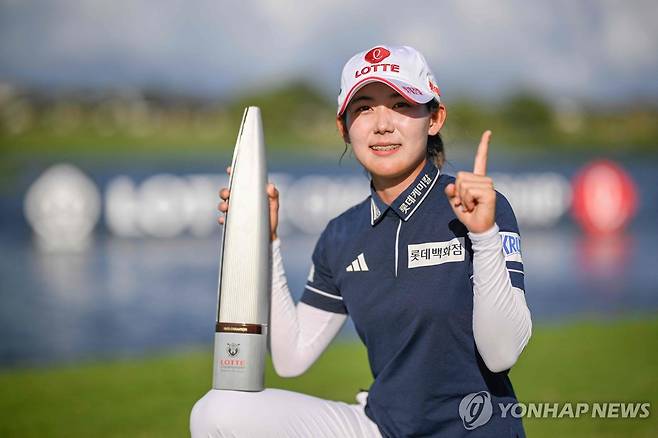 우승 트로피 든 황유민 [게티이미지/AFP=연합뉴스]