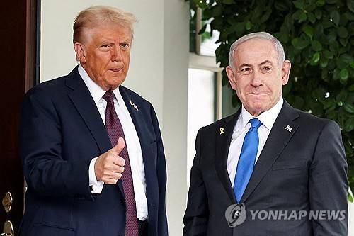 네타냐후 이스라엘 총리와 함께 선 트럼프 미국 대통령(왼쪽) [로이터 연합뉴스 자료사진. 재판매 및 DB금지]