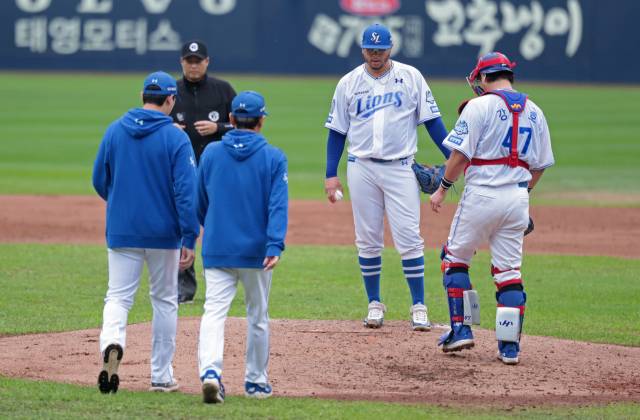 삼성 라이온즈의 아리엘 후라도가 6일 대구에서 열린 프로야구 포스트시즌 와일드카드 결정전 1차전에 선발 등판했으나 불안한 모습을 보이자 코칭스태프가 흐름을 끊기 위해 마운드로 올라가고 있다. 삼성 제공