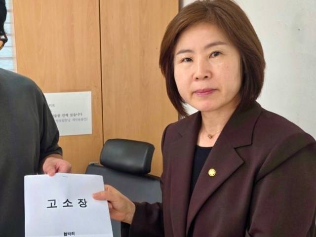 국민의힘 김미애(부산 해운대을) 의원은 ‘국민의힘이 해산하지 않으면 의원들을 한 명씩 죽이겠다’는 내용의 문자를 보낸 사람을 형사고소했다고 밝혔다. 김 의원 페이스북 캡처