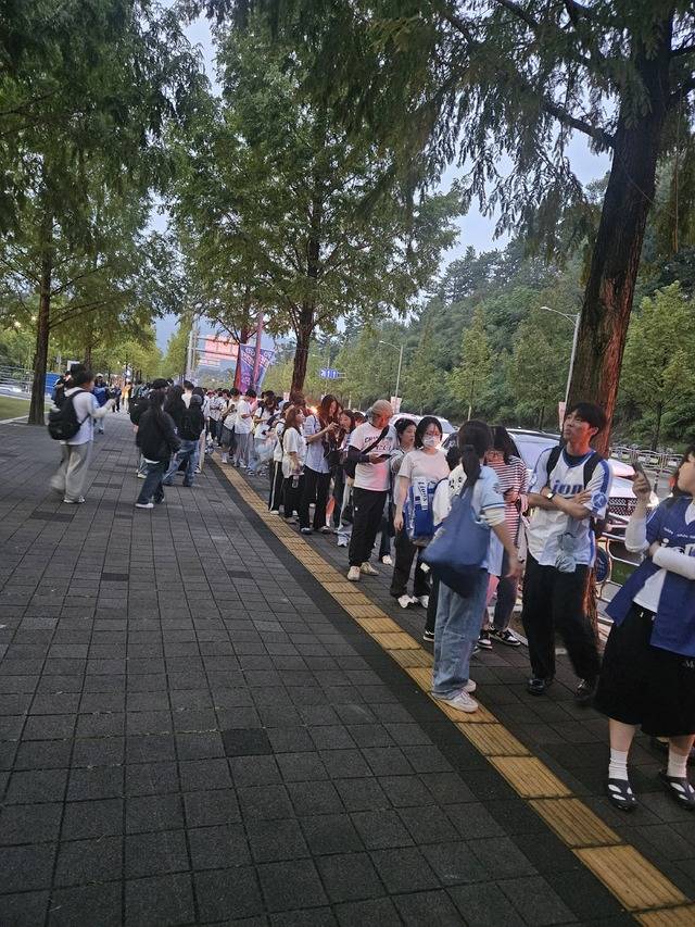 와일드카드 결정전 1차전을 관람한 대구시민들이 대구 지하철 2호선을 타기 위해서 수성알파시티 4호선 인근에 줄을 선 모습.