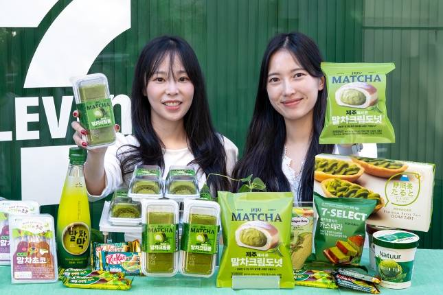 세븐일레븐이 제주 특산품인 말차를 활용한 디저트를 소개하고 있다./사진=세븐일레븐 제공