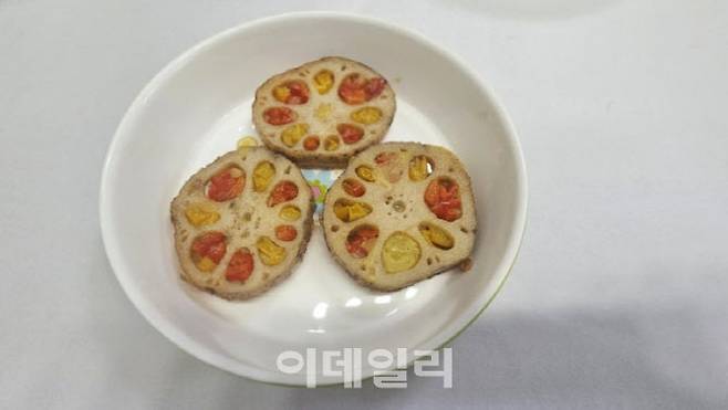 강성미 원장이 만든 삼색 연근전. 연근에 노랑파프리카·당근·피망 소를 넣고, 달걀 대신 강황가루와 통밀가루 또는 우리밀가루을 입혀 부쳐냈다.(사진= 강성미 원장 제공)