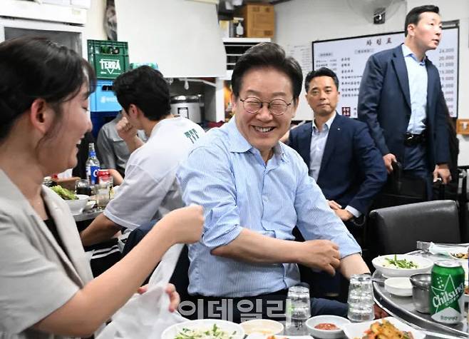 이재명 대통령이 지난 7월 11일 저녁 서울 종로구의 한 식당에서 직원들과 외식 행사를 하고 있다. 대통령실사진기자단