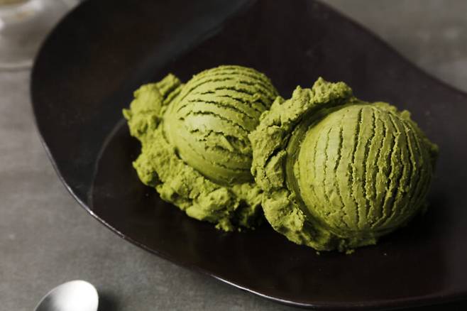 녹차 맛 아이스크림은 100g당 약 100mg의 카페인을 함유할 수 있어, 무심코 먹으면 수면 장애를 유발한다. 사진=클립아트코리아