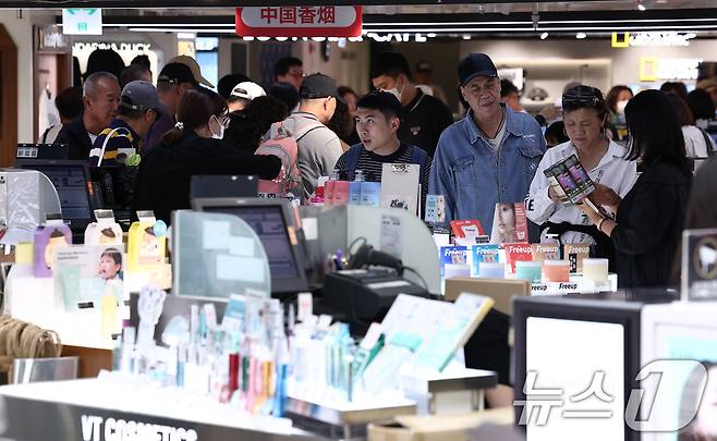 중국 단체관광객의 무비자 입국이 시작된 29일 서울 중구 신라면세점 서울점에서 중국인 관광객들이 면세점을 둘러보고 있다. 정부는 9월 29일부터 내년 6월 30일까지 중국인 단체관광객의 무비자 입국을 허용하기로 했다. 이 기간 중국인 단체관광객들은 15일 범위 내에서 무비자로 입국해 관광할 수 있다. 2025.9.29/뉴스1 ⓒ News1 김성진 기자