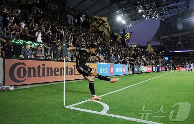 코너킥을 전담한 손흥민 ⓒ AFP=뉴스1