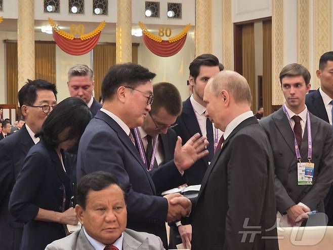 우원식 국회의장이 지난 9월 3일 중국 베이징에서 열린 전승절 80주년 기념식 리셉션에서 블라디미르 푸틴 러시아 대통령과 대화하고 있다. (국회의장실 제공) 2025.9.3/뉴스1 ⓒ News1 김일창 기자