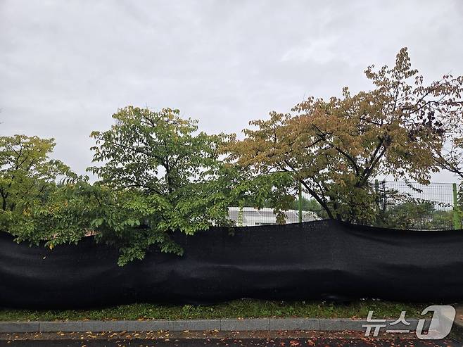 보조구장 내부를 볼 수 없게 가린 검은 천막 ⓒ News1 안영준 기자