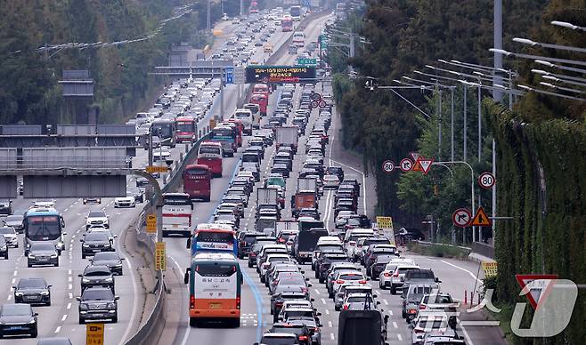 추석 연휴 첫날인 3일 오후 서울 서초구 잠원IC 부근 경부고속도로 하행선이 귀성 차량으로 정체를 빚고 있다.  2025.10.3/뉴스1 ⓒ News1 박지혜 기자