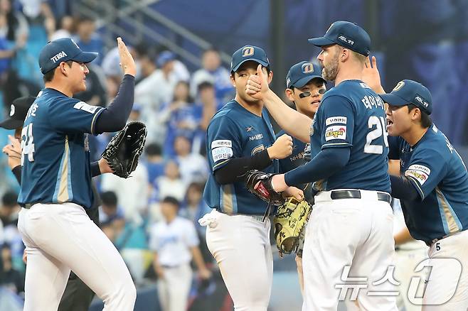 6일 오후 대구 삼성라이온즈파크에서 열린 프로야구 2025 신한 SOL뱅크 KBO 와일드카드 결정전 1차전, 삼성 라이온즈와 NC 다이노스의 경기에서 4대 1 승리를 거둔 NC 선수들이 함께 기뻐하고 있다. 2025.10.6/뉴스1 ⓒ News1 공정식 기자