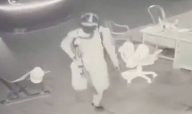 지난 3일 새벽 베트남 남부 동나이에서 레 시 퉁(33)이 도 두이 티엔(48)의 농산물 매장에 침입한 모습. 그는 티엔과 그의 아내, 외손녀를 총격 살해했다. (사진=VN익스프레스 갈무리)