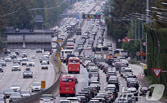 추석 연휴 첫날인 3일 오후 서울 서초구 잠원IC 부근 경부고속도로 하행선이 귀성 차량으로 정체를 빚고 있다. 2025.10.3/뉴스1 ⓒ News1 박지혜 기자