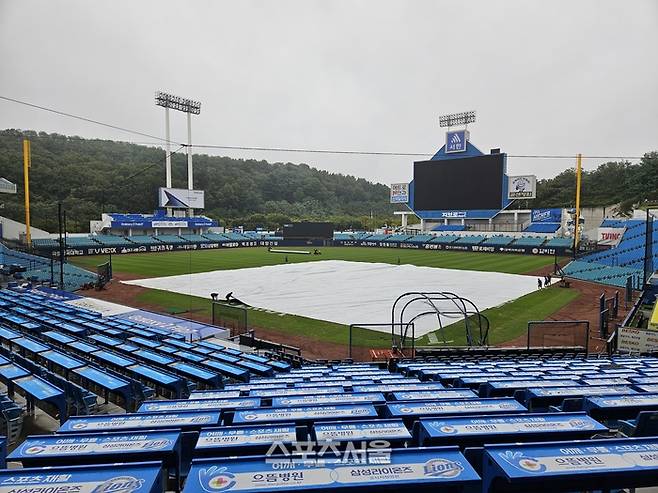 삼성과 NC가 6일 대구삼성라이온즈파크에서 2025 KBO 포스트시즌 와일드카드 1차전을 치르는 가운데 그라운드에 대형 방수포가 깔렸다. 대구 | 김동영 기자 raining99@sportsseoul.com
