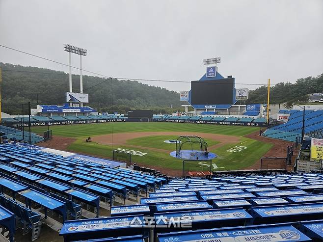 삼성과 NC가 6일 대구삼성라이온즈파크에서 2025 KBO 포스트시즌 와일드카드 1차전을 치르는 가운데 오전 8시30분경 대구 지역에 비가 흩뿌리고 있다. 이후 대형 방수포를 설치했다. 대구 | 김동영 기자 raining99@sportsseoul.com