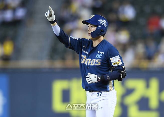 NC 박건우가 1일 서울 잠실구장에서 열린 2025 KBO리그 LG와 경기 1회 2사 안타를 친 후 세리머니를 하고 있다. 잠실 | 최승섭기자 thunder@sportsseoul.com