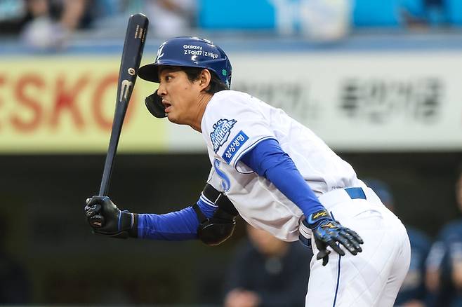 삼성 구자욱이 6일 대구삼성라이온즈파크에서 열린 2025 KBO 포스트시즌 와일드카드 결정전 1차전 NC와 경기에서 타격하고 있다. 사진 | 삼성 라이온즈