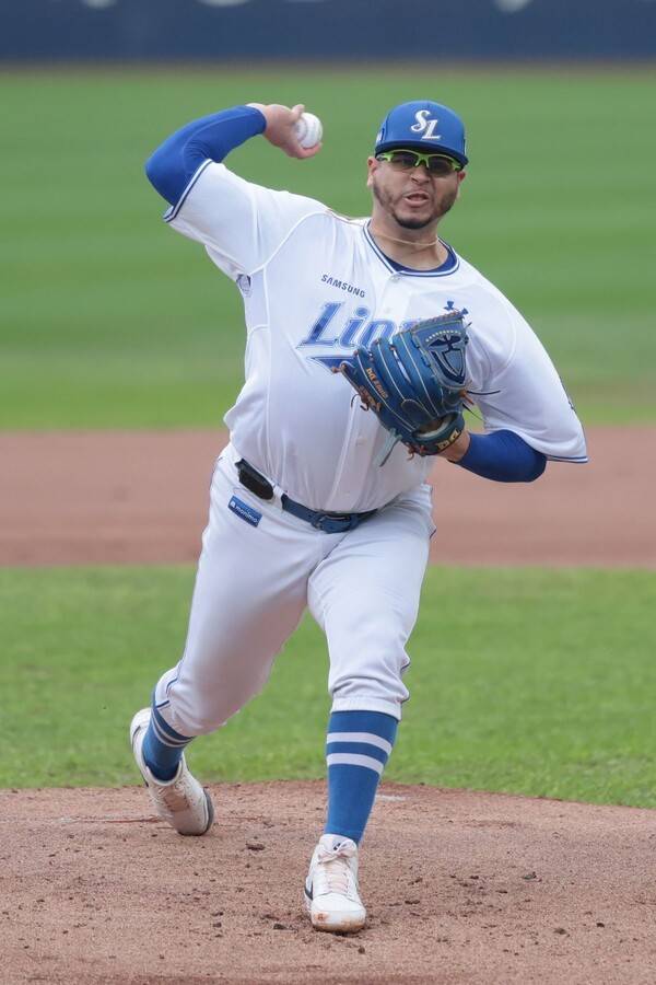 6일 대구 삼성라이온즈파크에서 NC 다이노스와의 2025 신한 쏠뱅크 KBO 포스트시즌 와일드카드 결정전 1차전 선발 투수로 나선 아리엘 후라도가 공을 던지고 있다. /사진=삼성 라이온즈