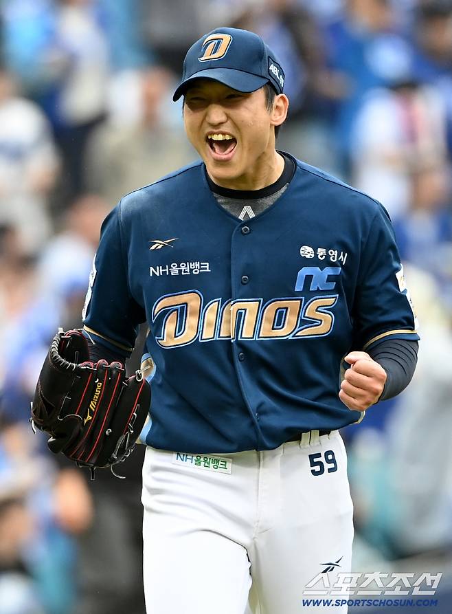 6일 대구 삼성라이온즈파크에서 열린 NC와 삼성의 와일드카드 1차전, 4회말 NC 구창모가 삼성 김영웅을 중견수 플라이로 처리해 이닝을 끝낸 뒤 환호하고 있다. 대구=허상욱 기자wook@sportschosun.com/2025.10.06/