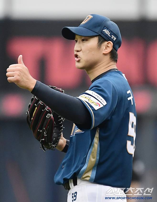6일 대구 삼성라이온즈파크에서 열린 NC와 삼성의 와일드카드 1차전. 5회말 김휘집 3루수의 호수비에 엄지를 치켜들고 있는 NC 구창모. 대구=송정헌 기자songs@sportschosun.com/2025.10.06/