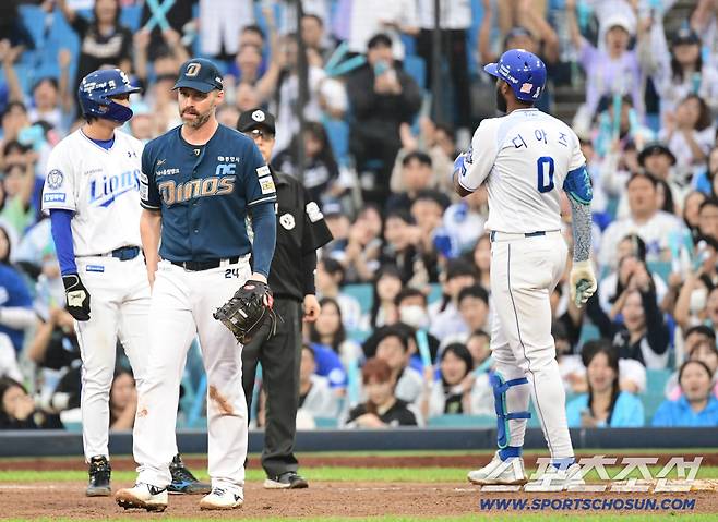 6일 대구 삼성라이온즈파크에서 열린 NC와 삼성의 와일드카드 1차전. 9회말 무사 1루. 병살타를 날린 삼성 디아즈. 대구=송정헌 기자songs@sportschosun.com/2025.10.06/