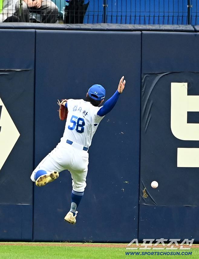 6일 대구 삼성라이온즈파크에서 열린 NC와 삼성의 와일드카드 1차전, 5회초 2사 1,3루 삼성 중견수 김지찬이 NC 데이비슨의 타구를 잡지 못하고 있다. 대구=허상욱 기자wook@sportschosun.com/2025.10.06/